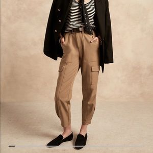 Banana Republic Tapered Cargo Pant Size 8 Color Latte Cream